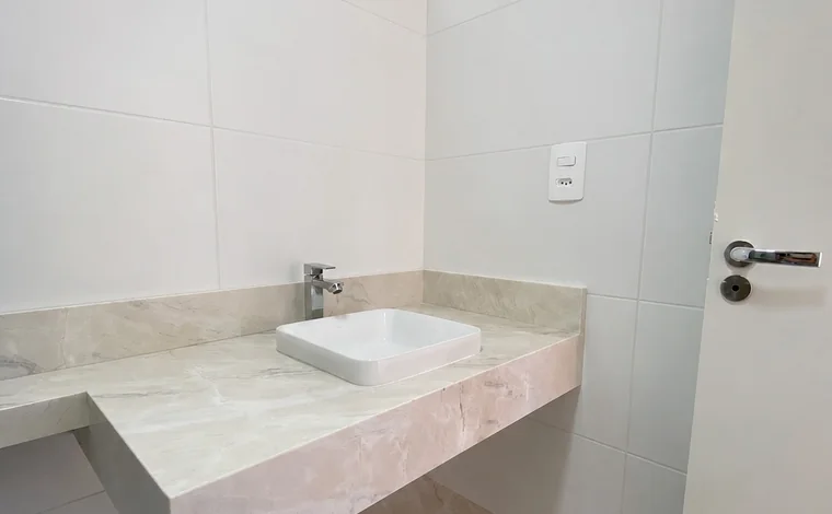 Lavatório com saia e frontão
